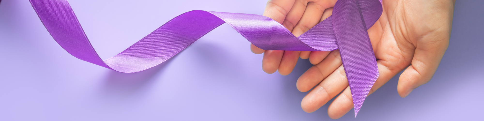 photo purple ribbon in hands